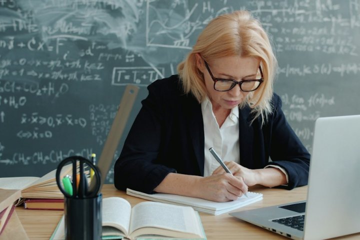 چرا دانشجویان به سراغ سفارش نگارش توصیه نامه تحصیلی می‌روند؟