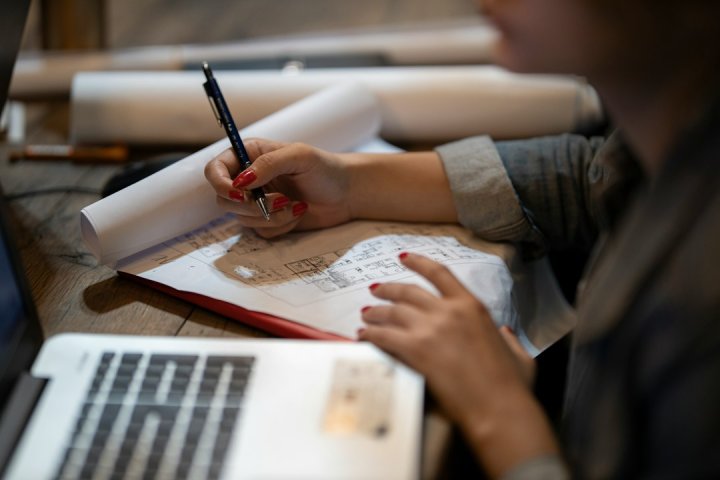 ماهیت تعهد آموزش رایگان در مقاطع دارای پایاننامه و رساله